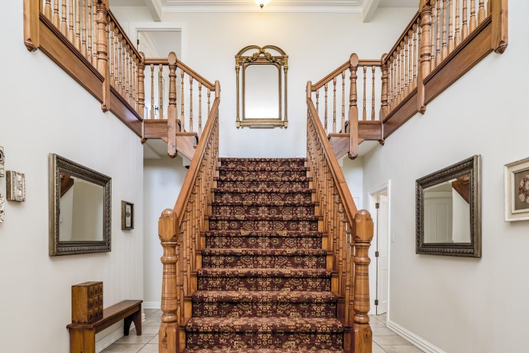13525_field_image_grand-escalier-bois-tapis-vintage-interieur-appartement-aux-murs-blancs