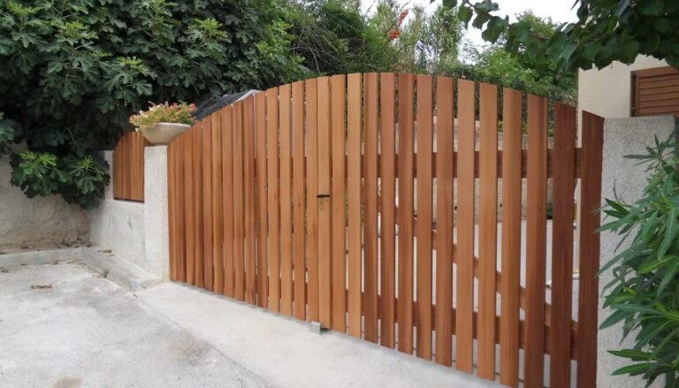 14489_field_image_96f68797-e75d-4fce-bb15-d690551a07dc_portail-bois-permettez-moi-de-construire