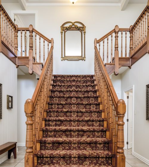 13525_field_image_grand-escalier-bois-tapis-vintage-interieur-appartement-aux-murs-blancs