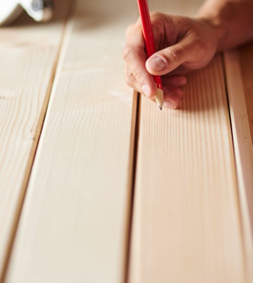 13554_field_645b962405e0a_preparation-planches-bois-par-menuisier