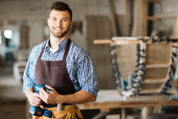 souriant-artisan-perceuse-electrique